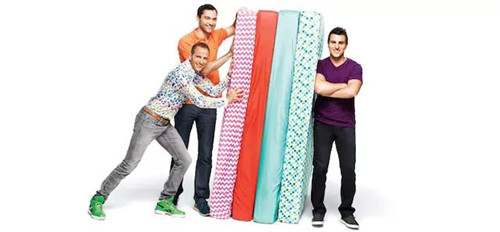 Airbnb 公司的三位創(chuàng)始人，以及他們最早的 Airbed