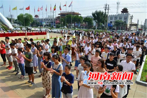 此次儀式中，雙匯集團(tuán)漯河總部共有210名員成為第一批“金秋獎(jiǎng)學(xué)”的獲得者。
