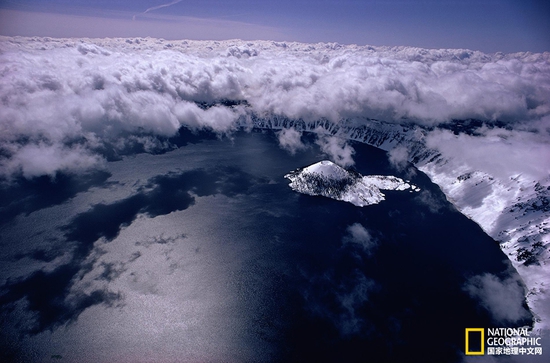 火山口湖國(guó)家公園，俄勒岡州攝影：Sam Abell，國(guó)家地理創(chuàng)意版