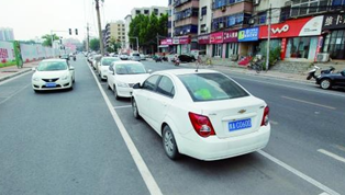來看鄭州首創(chuàng)“內嵌式”停車位長啥樣？