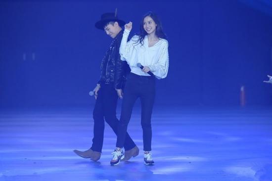 偶像面前，baby變羞澀少女