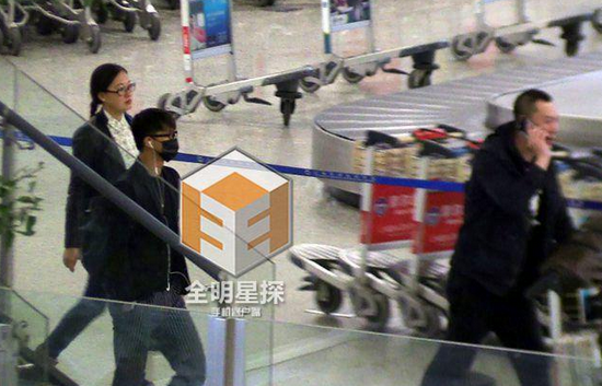 韓庚現(xiàn)身機場。
