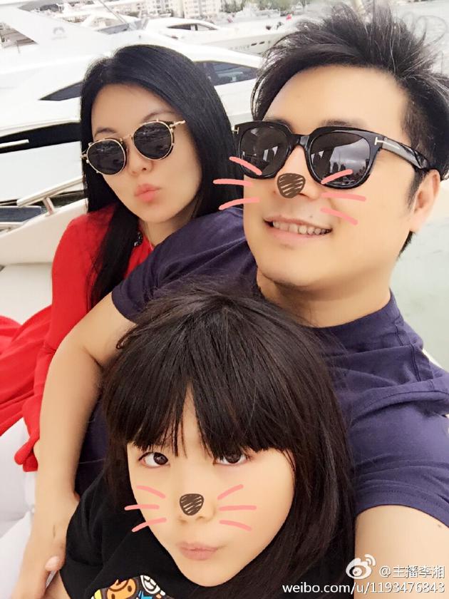 李湘一家坐豪華游艇出游 李湘一家坐豪華游艇出游