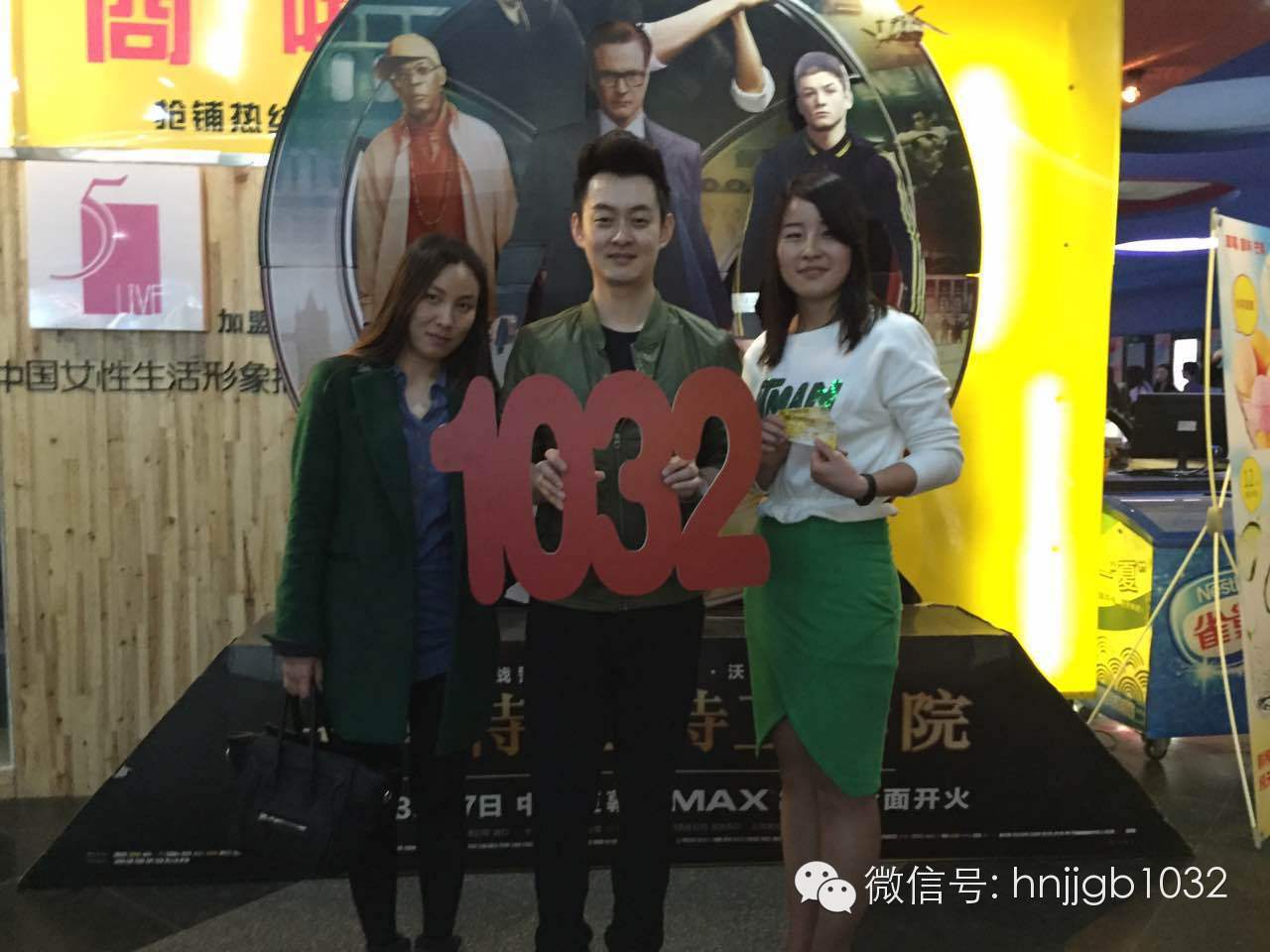 傳說中的Johnny終于現(xiàn)身啦！還是美女魅力大哦。帥哥美女好養(yǎng)眼，小編忍不住要多看幾眼呢。