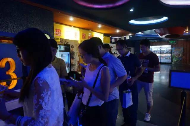 電影馬上開始，排隊入場嘍
