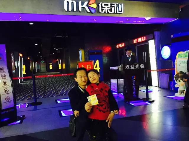 再來看兩個萌娃，表情都好有戲！