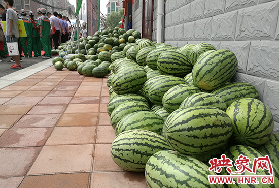 經(jīng)濟廣播工作人員和愛心企業(yè)給正在忙碌的環(huán)衛(wèi)工人、交警等送去一萬六千多斤西瓜和近百提礦泉水。