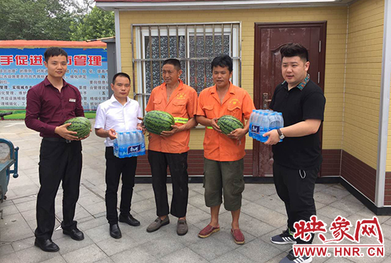 經(jīng)濟廣播工作人員和愛心企業(yè)給正在忙碌的環(huán)衛(wèi)工人、交警和協(xié)警等送去了一萬六千多斤西瓜和近百提礦泉水。