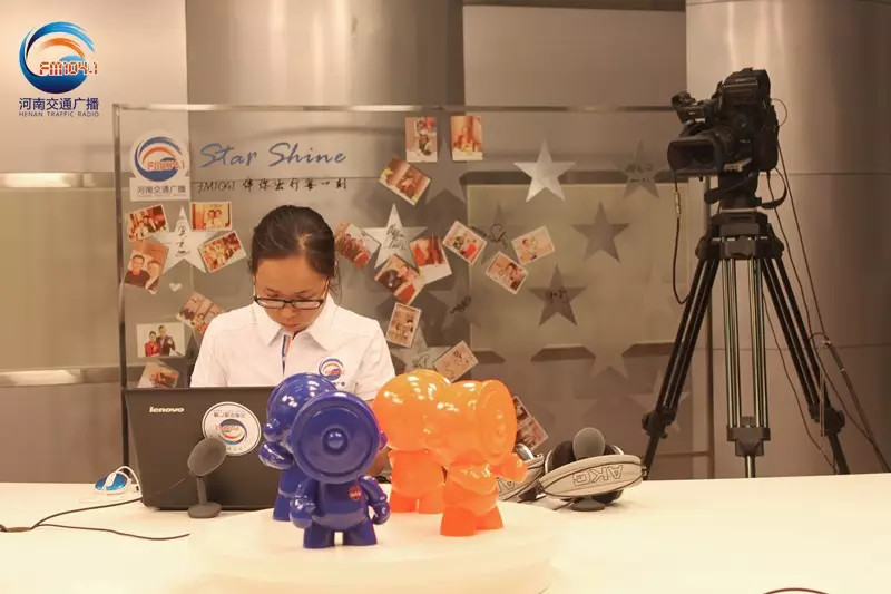 還是抽獎的姑娘比較認真！為保證抽獎的公平公正，映象網(wǎng)進行了全程視頻直播。