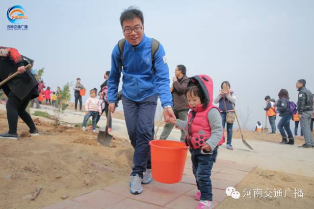 爸比爸比，你會(huì)種小樹嗎？我來教你吧~