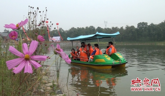 在水云間乘船游園，愜意無限