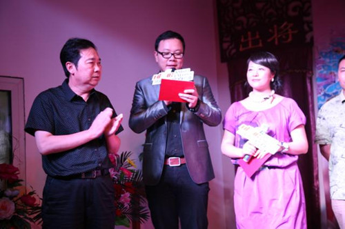 中國戲劇家協(xié)會(huì)副主席、省戲劇家協(xié)會(huì)主席、《周迪有戲》節(jié)目藝術(shù)總監(jiān)李樹建（左1）為月冠軍頒獎(jiǎng)