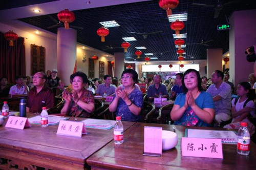 我省著名豫劇表演藝術(shù)家素君（左2）、常香玉弟子、國家一級(jí)演員張?jiān)聵s（右2）