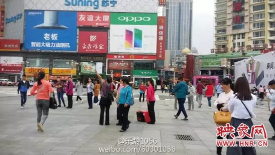 他們從四面八方匯集到二七塔下，由行走路人一下變成了一支舞蹈隊，跳起了節(jié)奏歡快、時尚動感的舞蹈。