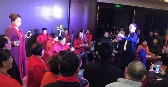 現(xiàn)場的樂隊(duì)老師也是咱的戲迷朋友，為了周迪的見面會(huì)今天累也開心