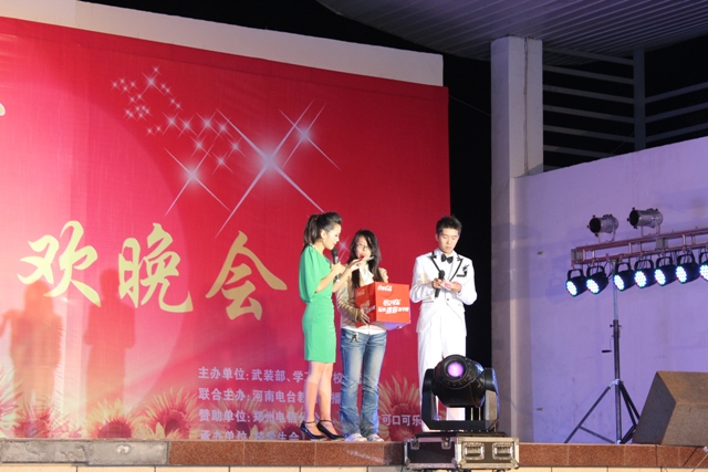 教育廣播女主播葉子現(xiàn)身晚會，全場沸騰