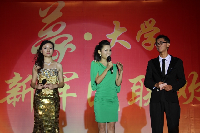教育廣播女主播葉子現(xiàn)身晚會，與學生同臺主持