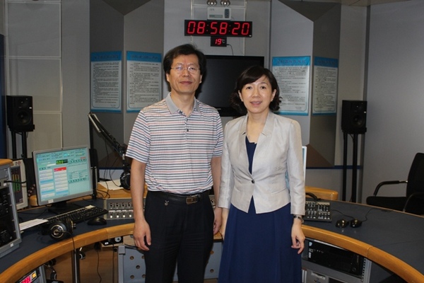 教育廣播總監(jiān)張建功與省招辦新聞發(fā)言人陳大琪合影 教育廣播總監(jiān)張建功與省招辦新聞發(fā)言人陳大琪合影