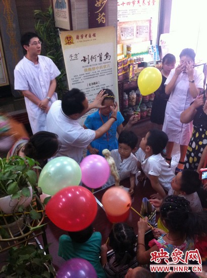 活動開始了，濟華中醫(yī)館的保健按摩專家李老師為大家講解如何有效預(yù)防青少年近視。