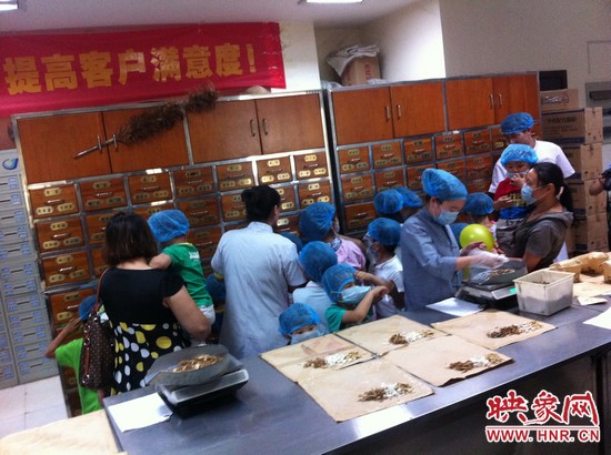 　　接下來，要進入到有中醫(yī)“博物館”之稱的中藥房去探秘啦！藥房那些小抽屜里面裝的是什么？孩子們很好奇