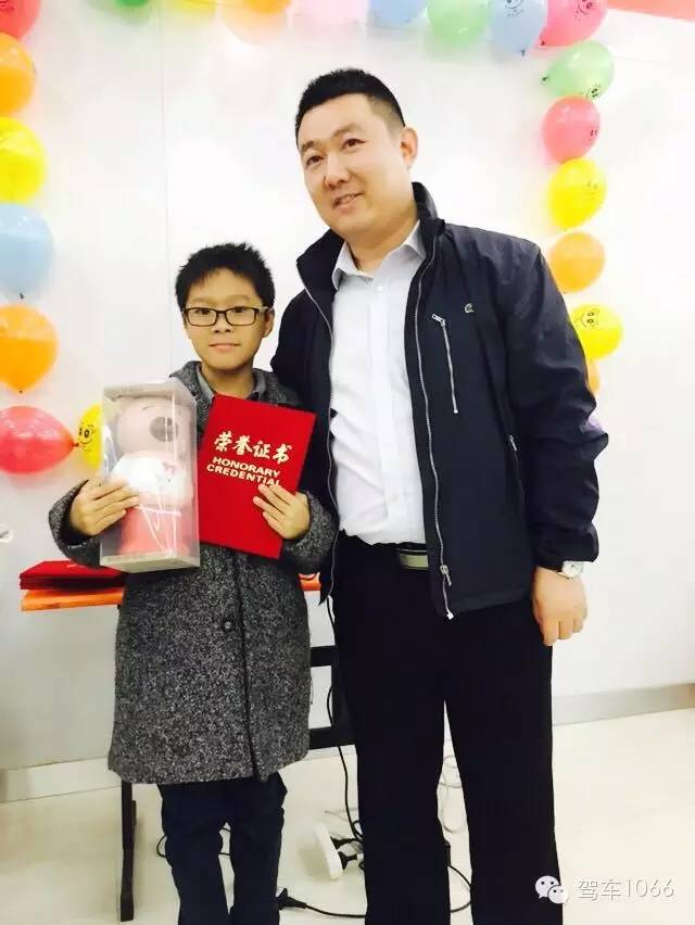 我是小小銀行家，來跟行長(zhǎng)合個(gè)影哦