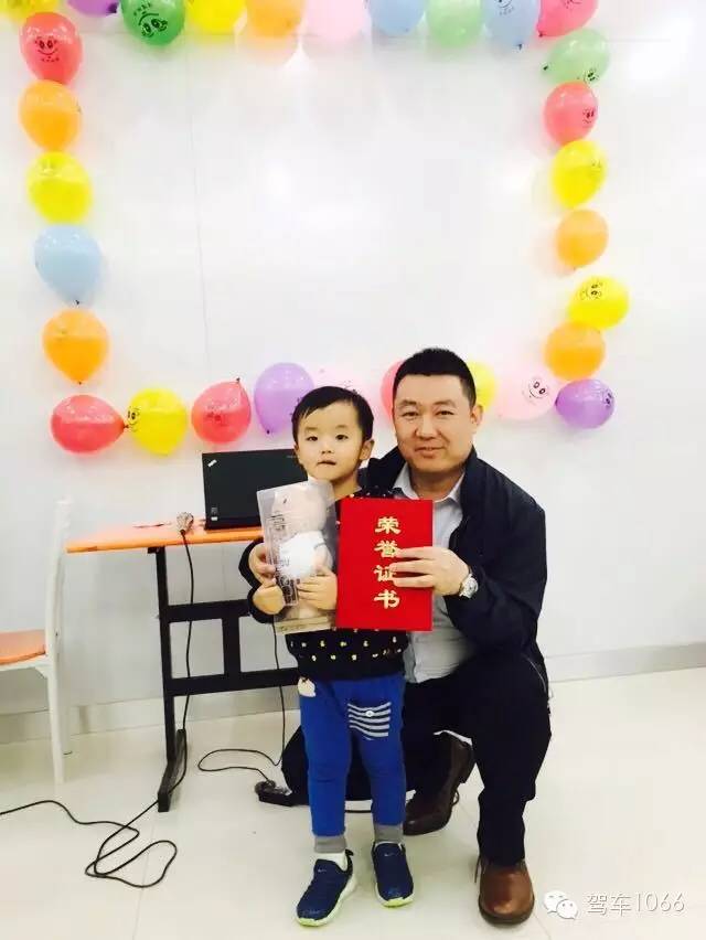 我是小小銀行家，來跟行長(zhǎng)合個(gè)影哦