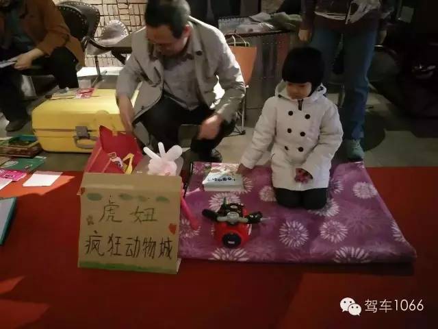 這位小老板的攤位擺的有模有樣的，不過旁邊這位酷爸怎么這么眼熟？