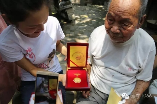 老兵聽不到我們在說什么，今年98了。