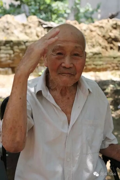 老兵身子骨不行了，九十多歲了……也許軍禮不那么標(biāo)準(zhǔn)了，但是這一幕還是感動到了我們……