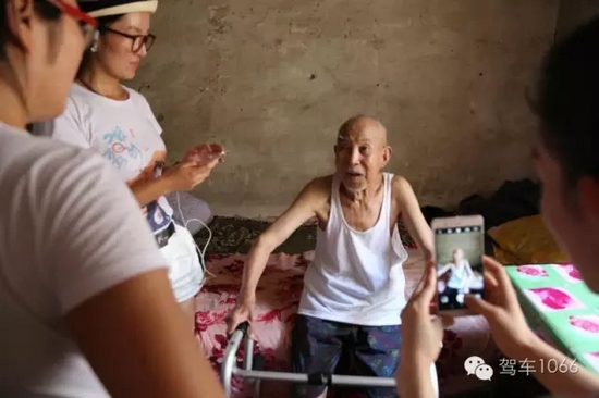 老兵老兵，你的勛章呢，國家給你的那個？