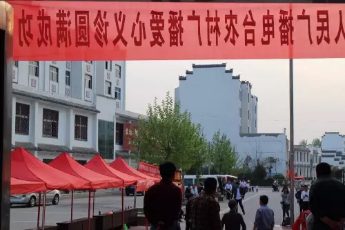 在大家的齊心努力下，終于在天黑前將第二天義診活動場地搭建好了。