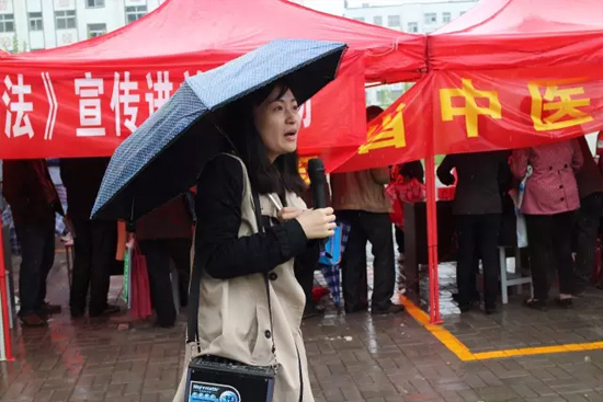 《健康河南》主播柳青也一直在雨中，不畏寒冷，引導大家排隊掛號，指路，排憂解難……