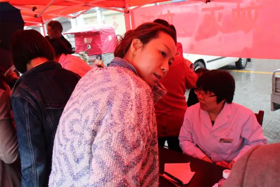 了解到有老人看病不方便，河南電臺1074綠色頻道活動小組欒老師將醫(yī)生請到老人身邊，親自為她診斷。