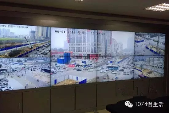 通過監(jiān)控人員操控“電子眼”調(diào)整焦距，可以看到整個工地全景
