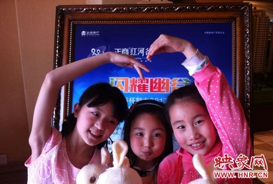 我們和兔寶寶一起賣(mài)個(gè)萌，比比誰(shuí)更可愛(ài)