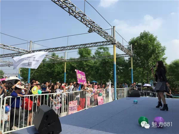 輕輕躍起、優(yōu)美身段，新聞小姐李江
