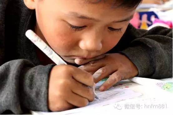 小手黑黑的，像是很少洗