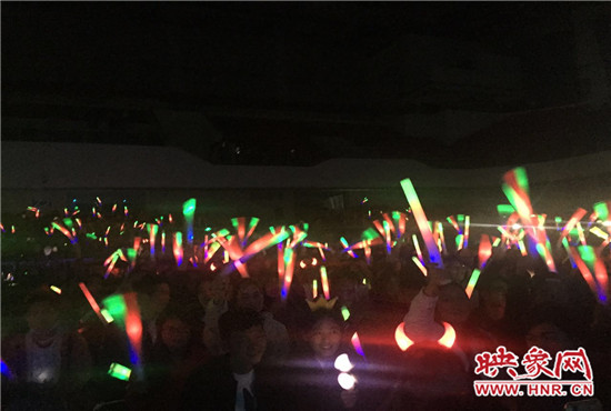 當(dāng)晚現(xiàn)場約2500個(gè)座位全場爆滿，還有全國各地歌迷會(huì)趕來的歌迷們。