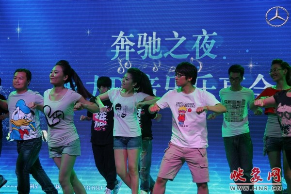 熱情洋溢的開場舞，DJ們?nèi)硇耐度? complete=