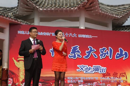 演出現(xiàn)場主持人向老人們表達(dá)節(jié)日的問候。