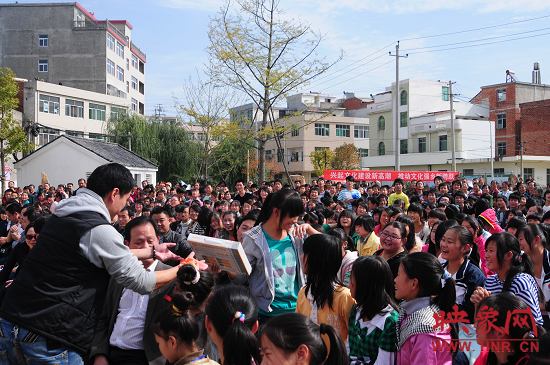 演出現(xiàn)場觀眾積極參與、氣氛熱烈。