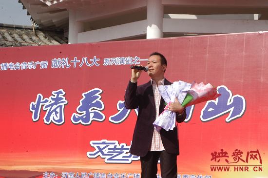 魅力881主持人、新聞先生凱文在演唱