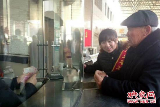 在陳思蕊的積極幫助下，老人順利的買到了發(fā)往合肥的5張車票。