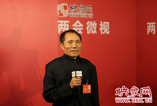 3月4日，全國人大代表、濮陽縣西辛莊村支部書記李連成在映象網(wǎng)全國兩會北京演播室做客《兩會微視》訪談。