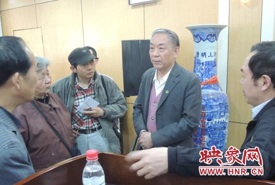 講座結束后，聽眾向戚建莊提問。
