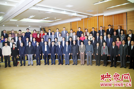 中國工會十六大河南代表團啟程赴京參會\參會代表和與會領(lǐng)導(dǎo)合影留念