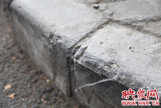 車道邊上的臺階，滿是電動車摔下碰撞的痕跡