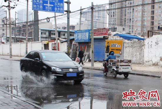 機(jī)動(dòng)車路過，濺起一米多高的水花