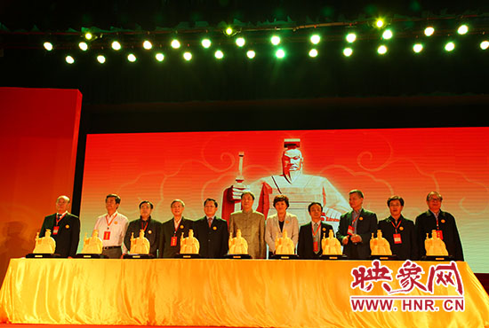 與會(huì)嘉賓一起見(jiàn)證歷史、啟動(dòng)論壇