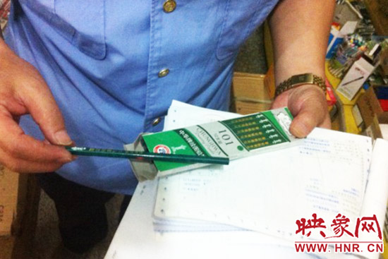 工作人員在查銷售網(wǎng)點的進(jìn)賬記錄 工作人員在查銷售網(wǎng)點的進(jìn)賬記錄